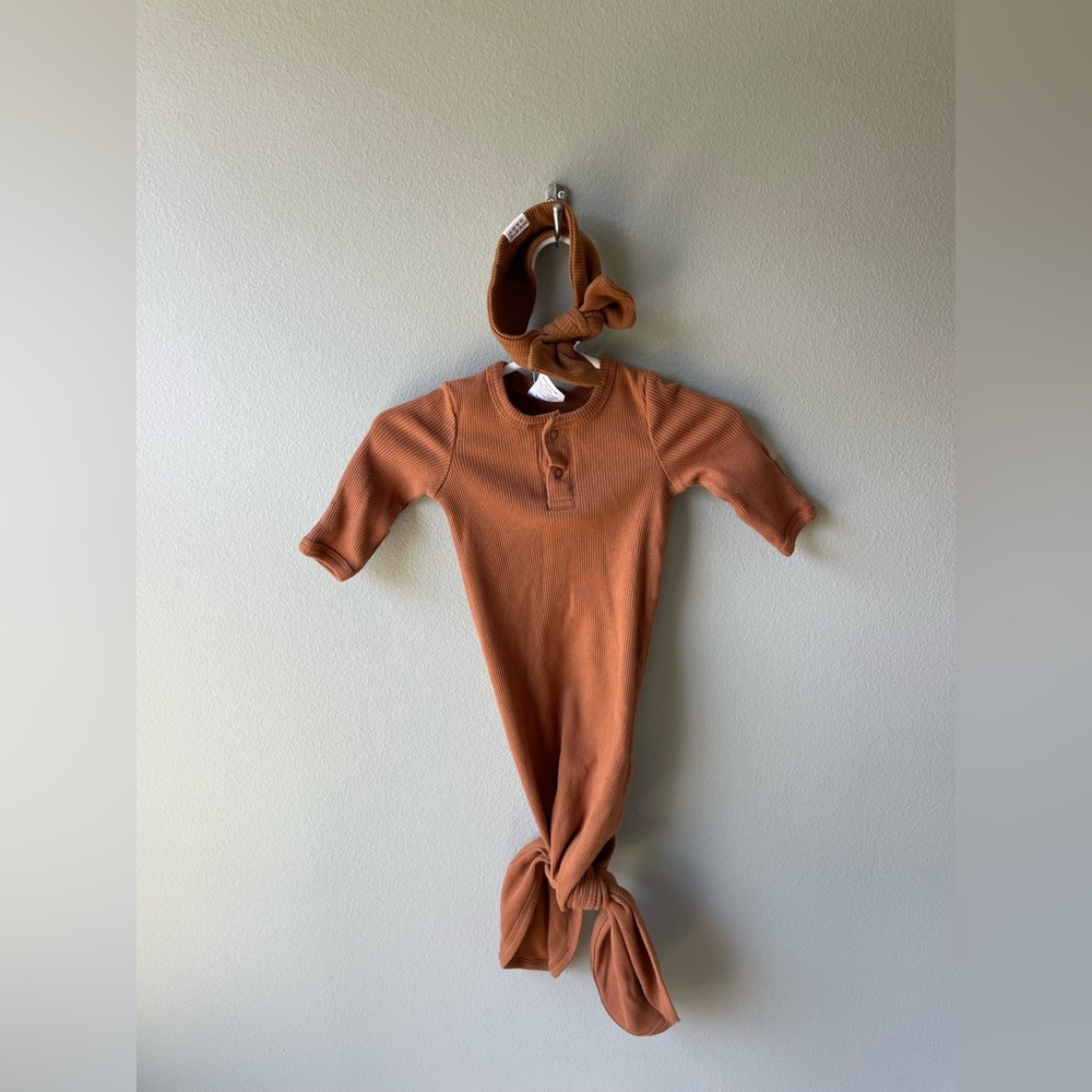 Mebie Baby Brown Neutral Ribbed Knotted Gown with Snaps and Headband Bow